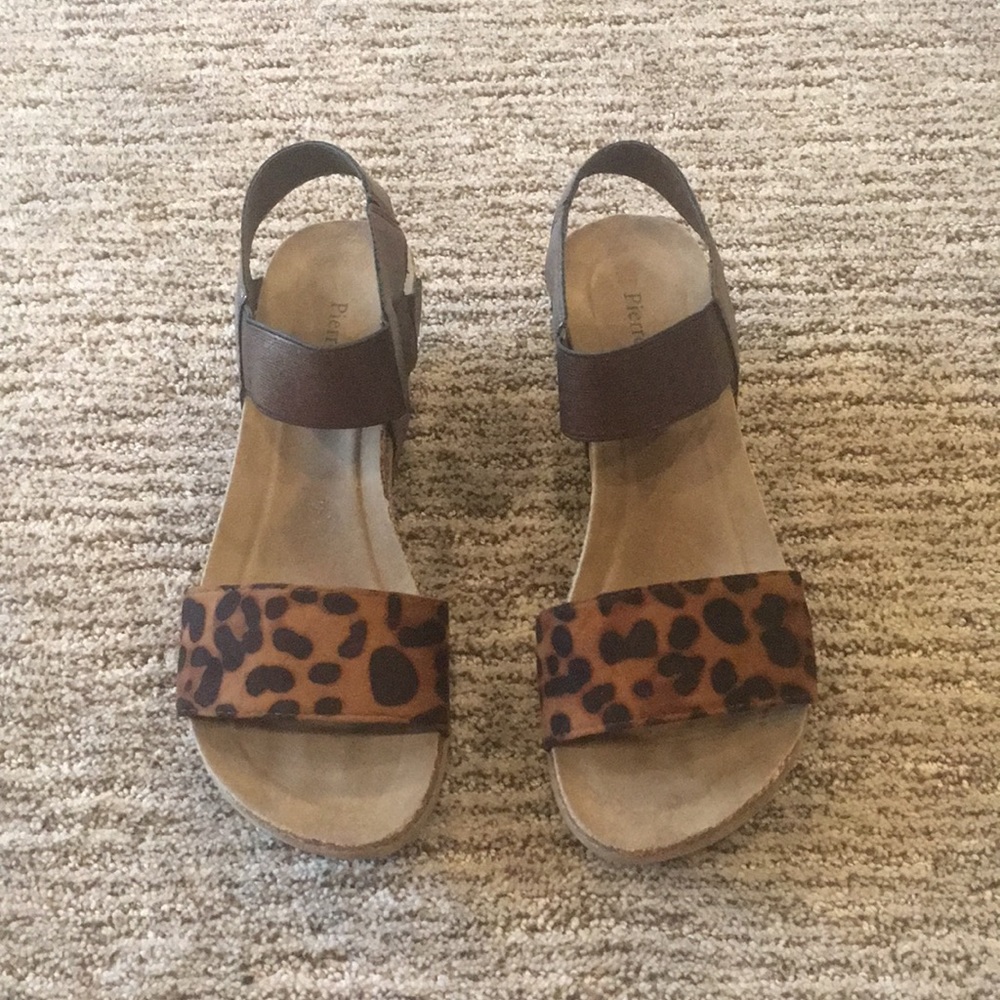 Sandals with cheetah print.